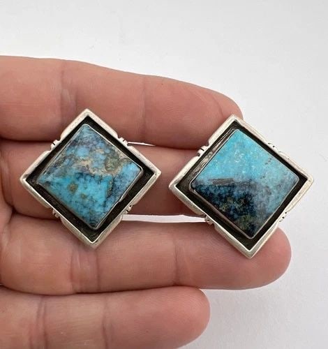 VINTAGE NAVAJO STERLING SILVER HIGH GRADE KINGMAN TURQUOISE SQUARE CLIP EARRINGS: VINTAGE NAVAJO STERLING SILVER HIGH GRADE KINGMAN TURQUOISE SQUARE CLIP EARRINGS Vintage Navajo Sterling Silver High Grade Kingman Turquoise Square Clip Earrings Size: 1 3/8" Tall & Wide Weight is 26.