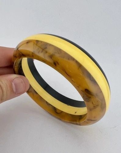 1940S MID CENTURY BLACK YELLOW BROWN 3 LAYERS STRIPED BAKELITE BANGLE BRACELET (1 of 2)