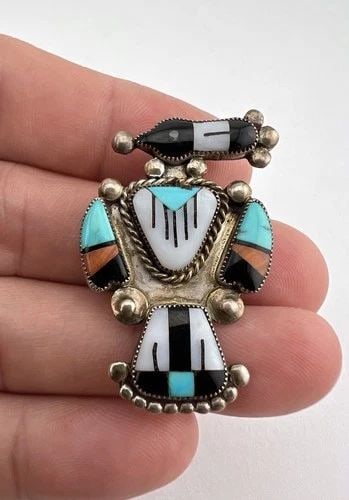 VTG ZUNI STERLING SILVER FLUSH MULTI GEMS THUNDERBIRD PIN BROOCH PENDANT 1 5/8": Vtg Zuni Sterling Silver Flush Multi Gems Thunderbird Pin Brooch Pendant 1 5/8" Size: 1 5/8" Tall By 1" Wide Metal: Sterling Silver Weight is 7.2 Grams on my scale Amazing Natural Turquoise, Coral, Je