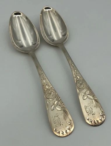 2 - 8.5" ANTIQUE S D BROWER & SON ENGRAVED FLORAL CUT STERLING SILVER SPOON SET: 2 - 8.5" ANTIQUE S D BROWER & SON ENGRAVED FLORAL CUT STERLING SILVER SPOON SET 2 - 8.5" Antique S D BROWER & SON Engraved Floral Cut STERLING SILVER Spoon Set Size: 8.5" Long Total Weight is 101.1 Gr