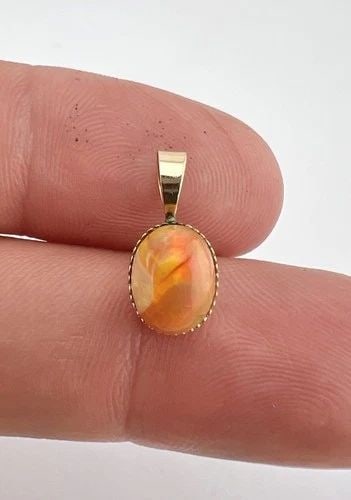 VINTAGE 14K YELLOW GOLD NATURAL MEXICAN FIRE JELLY OPAL PENDANT: VINTAGE 14K YELLOW GOLD NATURAL MEXICAN FIRE JELLY OPAL PENDANT Vintage 14k Yellow Gold Natural Mexican Fire Jelly Opal Pendant Size: 5/8" Tall with Bail by Over 1/4" Wide Weight is 0.8 Grams on My Sc