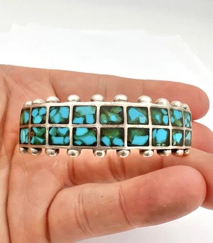 VTG NAVAJO STERLING SILVER CRUSHED CHIP BLUE TURQUOISE FLUSH INLAY CUFF BRACELET: VTG NAVAJO STERLING SILVER CRUSHED CHIP BLUE TURQUOISE FLUSH INLAY CUFF BRACELET Vtg Navajo Sterling Silver Crushed Chip Blue Turquoise Flush Inlay Cuff Bracelet Cuff is 5 1/2" tip to Tip and has a 1"