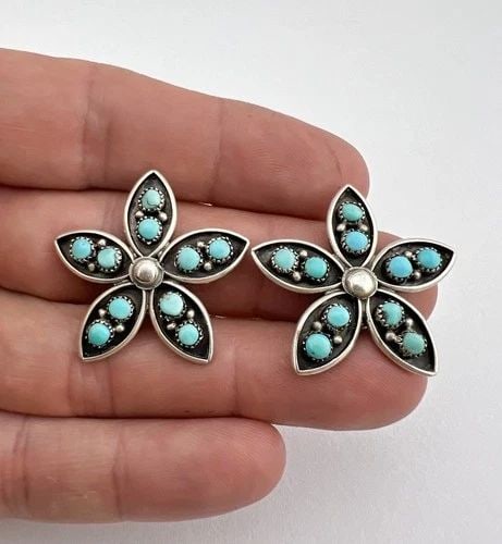 VINTAGE ZUNI STERLING SILVER PETIT POINT TURQUOISE CLUSTER FLOWER CLIP EARRINGS (1 of 2)