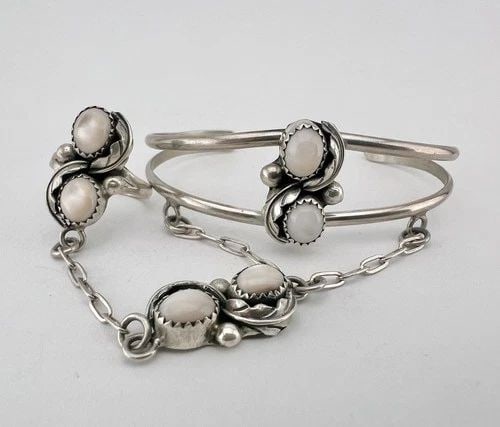 VINTAGE NAVAJO STERLING SILVER MOTHER OF PEARL SLAVE CUFF BRACELET & RING 19G: VINTAGE NAVAJO STERLING SILVER MOTHER OF PEARL SLAVE CUFF BRACELET & RING 19G Vintage Navajo Sterling Silver Mother Of Pearl Slave Cuff Bracelet & Ring 19g Cuff is 5 1/4" tip to Tip and has an 1 1/4" 