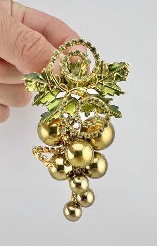 LUNCH AT THE RITZ GREEN GRAPES VINE MOVEABLE ENAMEL STATEMENT PIN BROOCH PENDANT (1 of 2)