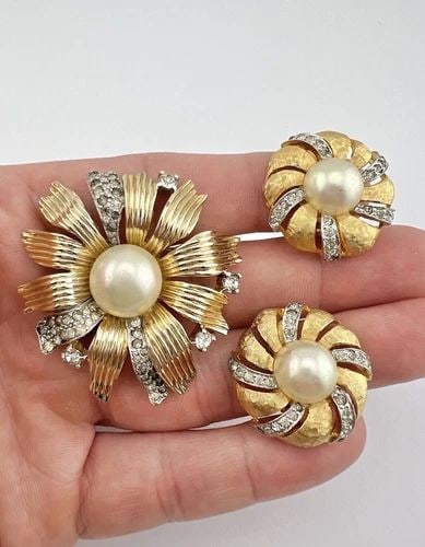 VINTAGE JOSEPH MAZER JOMAZ GOLD RHINESTONE & PEARL FLORAL BROOCH & EARRINGS SET (1 of 2)