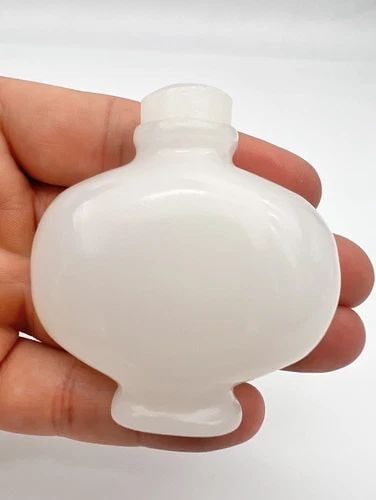 ANTIQUE CHINESE NATURAL CARVED NEPHRITE WHITE ICY TRANSLUCENT JADE SNUFF BOTTLE (1 of 2)