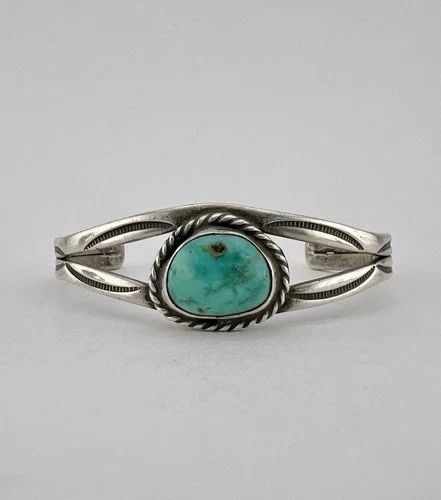 VTG FRED HARVEY NAVAJO STERLING SILVER CERRILLOS TURQUOISE STAMPED CUFF BRACELET: VTG FRED HARVEY NAVAJO STERLING SILVER CERRILLOS TURQUOISE STAMPED CUFF BRACELET Vtg Fred Harvey Era Navajo Sterling Silver Cerrillos Turquoise Stamped Cuff Bracelet Cuff is 4 3/8" tip to Tip and has 