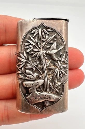 ANTIQUE CHINESE / JAPANSESE STERLING SILVER ENGRAVED SCENE LIGHTER CASE 39G: ANTIQUE CHINESE / JAPANSESE STERLING SILVER ENGRAVED SCENE LIGHTER CASE 39G ANTIQUE CHINESE / JAPANSESE STERLING SILVER ENGRAVED SCENE LIGHTER CASE 39g Size: 2 1/8" Tall By 1 1/4" Wide & 5/8" Deep Met