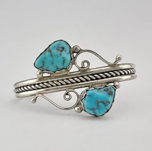 VINTAGE NAVAJO STERLING SILVER CASTLE DOME TURQUOISE TWIST CUFF BRACELET: VINTAGE NAVAJO STERLING SILVER CASTLE DOME TURQUOISE TWIST CUFF BRACELET Vintage Navajo Sterling Silver Castle Dome Turquoise Twist Cuff Bracelet Cuff is 5 1/4" tip to Tip and has a 1 1/8" Adjustable 