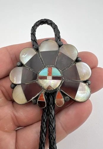 VINTAGE ZUNI STERLING SILVER FLUSH MULTI GEM SUNFACE BOLO TIE 2.25": VINTAGE ZUNI STERLING SILVER FLUSH MULTI GEM SUNFACE BOLO TIE 2.25" Vintage Zuni Sterling Silver Flush Multi Gem Sunface Bolo Tie 2.25" Size: 1 7/8" Tall & 2 1/4" Wide Weight is 34.6 Grams on my scale