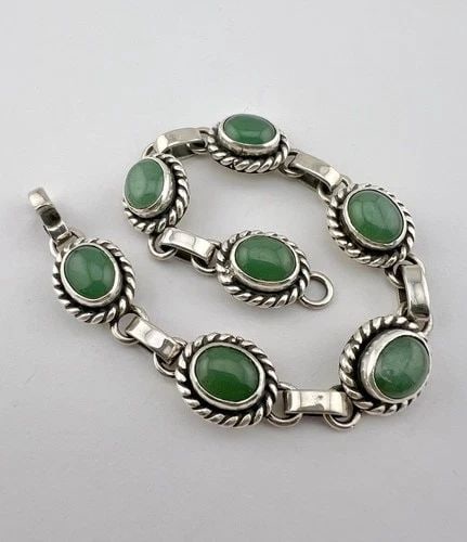 VTG NAVAJO STERLING SILVER GREEN JADE OVAL TWIST ROPE CONCHO LINK BRACELET 30G: Vtg Navajo Sterling Silver Green Jade Oval Twist Rope Concho Link Bracelet 30g Size: 7 7/8" Long Tip To Tip Bracelet Is 5/8" Wide Metal: Sterling Silver Weight is 30.0 Grams on my scale In Great Condi
