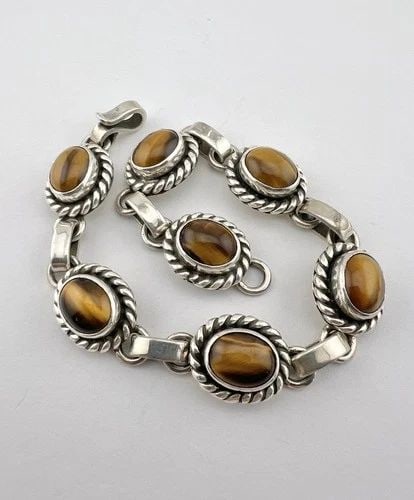 VTG NAVAJO STERLING SILVER TIGER'S EYE OVAL TWIST ROPE CONCHO LINK BRACELET 30G: Vtg Navajo Sterling Silver Tiger's Eye Oval Twist Rope Concho Link Bracelet 30g Size: 8" Long Tip To Tip Bracelet Is 1/2" Wide Metal: Sterling Silver Weight is 30.0 Grams on my scale In Great Conditio