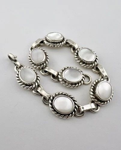 VINTAGE NAVAJO STERLING SILVER MOTHER OF PEARL OVAL TWIST ROPE LINK BRACELET 30G: Vintage Navajo Sterling Silver Mother Of Pearl Oval Twist Rope Link Bracelet 30g Size: Around 8" Long Tip To Tip Bracelet Is 1/2" Wide Metal: Sterling Silver Weight is 30.0 Grams on my scale In Great 