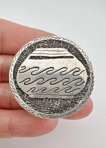 VINTAGE NAVAJO STERLING SILVER PUEBLO POT OVERLAY DRUM ROUND PILL BOX (1 of 2)
