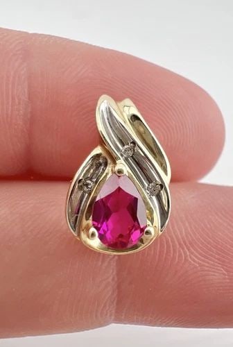 DESIGNER 10K YELLOW GOLD LAB CREATED RUBY & DIAMOND SLIDE PENDANT: DESIGNER 10K YELLOW GOLD LAB CREATED RUBY & DIAMOND SLIDE PENDANT Designer 10K Yellow Gold Lab Created Ruby & Diamond Slide Pendant Size: 5/8" Tall by 3/8" Wide Weight is 1.1 Grams on my scale Metal: 