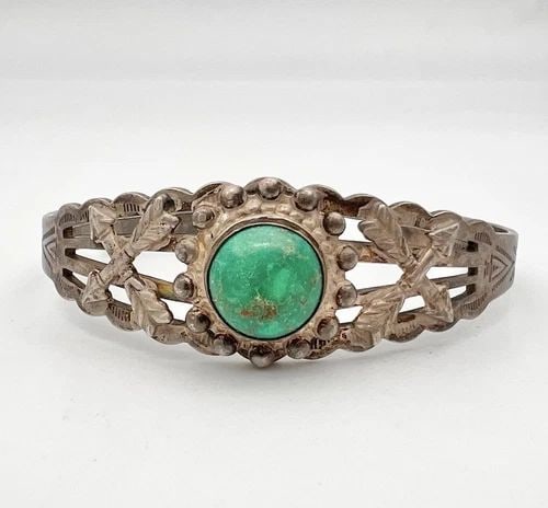 FRED HARVEY ERA NAVAJO STERLING SILVER CERRILLOS TURQUOISE ARROW CUFF BRACELET: FRED HARVEY ERA NAVAJO STERLING SILVER CERRILLOS TURQUOISE ARROW CUFF BRACELET VintFred Harvey Era Navajo Sterling Silver Cerrillos Turquoise Arrow Cuff Bracelet Cuff is 5 1/4" tip to Tip and has a 1"