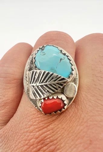 VINTAGE NAVAJO STERLING SILVER NATURAL KINGMAN TURQUOISE & RED CORAL RING 26G: VINTAGE NAVAJO STERLING SILVER NATURAL KINGMAN TURQUOISE & RED CORAL RING 26G Vintage Navajo Sterling Silver Natural Kingman Turquoise & Red Coral Ring 26g Size: 10.5 - Can Be Resized Weight is 26.0 G