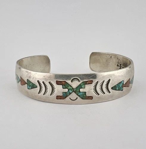 VTG NAVAJO STERLING SILVER CRUSHED CHIP TURQUOISE & CORAL FLUSH CUFF BRACELET: VTG NAVAJO STERLING SILVER CRUSHED CHIP TURQUOISE & CORAL FLUSH CUFF BRACELET Vtg Navajo Sterling Silver Crushed Chip Turquoise & Coral Flush Cuff Bracelet Cuff is 5 3/8" tip to Tip and has a 1" Wide 