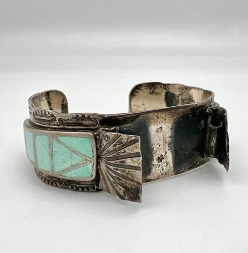 VINTAGE F.W ZUNI STERLING SILVER FLUSH INLAY TURQUOISE WOMEN'S CUFF WATCH: VINTAGE F.W ZUNI STERLING SILVER FLUSH INLAY TURQUOISE WOMEN'S CUFF WATCH Vintage F.W Zuni Sterling Silver Flush Inlay Turquoise Women's Cuff Watch Cuff is 5" tip to Tip and has a 1" Adjustable Gap Cu