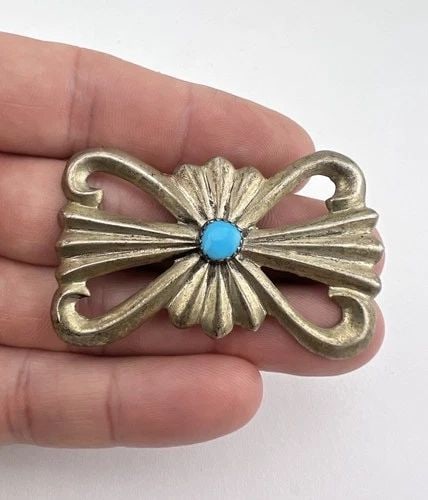 VTG NAVAJO SANDCAST STERLING SILVER KINGMAN TURQUOISE CONCHO BROOCH PIN 2.25": Vtg Navajo Sandcast Sterling Silver Kingman Turquoise Concho Brooch Pin 2.25" Size: 1 3/8" Tall & About 2 1/4" Wide Metal: Sterling Silver Weight is 21.2 Grams on my scale Amazing Natural Blue Webbed 