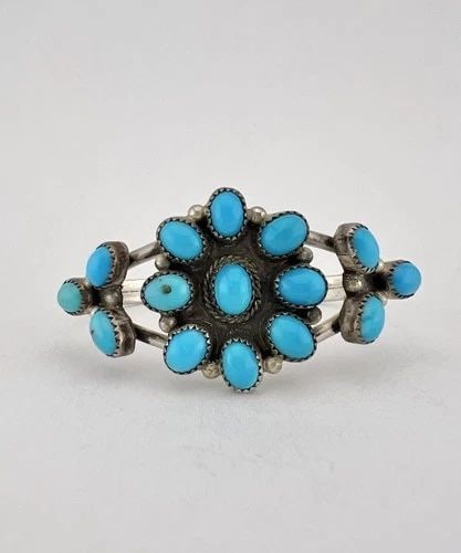 VTG NAVAJO STERLING SILVER NATURAL KINGMAN TURQUOISE CLUSTER CUFF BRACELET: VTG NAVAJO STERLING SILVER NATURAL KINGMAN TURQUOISE CLUSTER CUFF BRACELET Vtg Navajo Sterling Silver NATURAL Kingman Turquoise Cluster Cuff Bracelet Cuff is 4 3/4" tip to Tip and has a 1 1/8" Wide Ad
