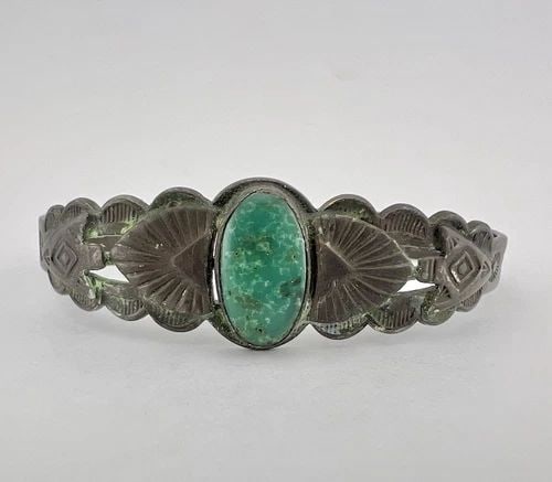FRED HARVEY ERA NAVAJO STERLING SILVER CERRILLOS TURQUOISE ARROW CUFF BRACELET: FRED HARVEY ERA NAVAJO STERLING SILVER CERRILLOS TURQUOISE ARROW CUFF BRACELET Vtg Fred Harvey Era Navajo Sterling Silver Cerrillos Turquoise Stamped Arrow Cuff Bracelet Cuff is 5 1/8" tip to Tip and 