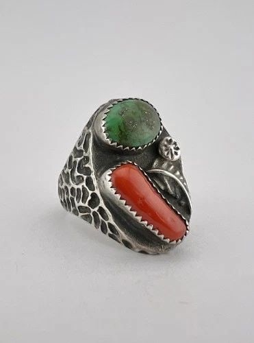VTG NAVAJO STERLING SILVER GREEN TURQUOISE CORAL NUGGET STAMPED MEN'S RING 13.2G: Vtg Navajo Sterling Silver Green Turquoise Coral Nugget Stamped Men's Ring 13.2g Ring Size: 9.5 - Can Be Re Sized Weight is 13.2 Grams on my scale Metal: Sterling Silver Ring is 1" Tall In the Center 
