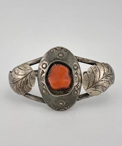 VTG NAVAJO STERLING SILVER RED CORAL SHADOWBOX STAMPED WOMEN'S CUFF BRACELET: VTG NAVAJO STERLING SILVER RED CORAL SHADOWBOX STAMPED WOMEN'S CUFF BRACELET Vtg Navajo Sterling Silver Red Coral Shadowbox Stamped Women's Cuff Bracelet Cuff is 5" tip to Tip and has a 1 1/4" Adjusta