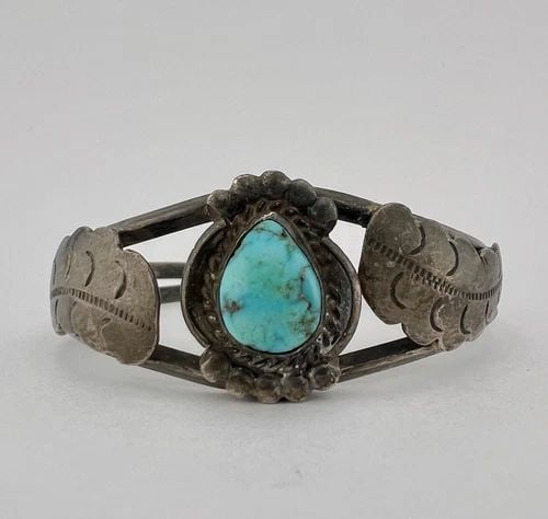VTG NAVAJO STERLING SILVER NATURAL TURQUOISE STAMPED LEAF FEATHER CUFF BRACELET: VTG NAVAJO STERLING SILVER NATURAL TURQUOISE STAMPED LEAF FEATHER CUFF BRACELET Vtg Navajo Sterling Silver Natural Turquoise Stamped Leaf Feather Cuff Bracelet Cuff is 5 1/4" tip to Tip and has a 1 1/