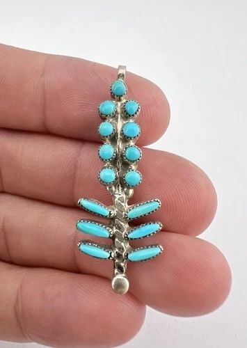 VTG ZUNI STERLING SILVER NEEDLE POINT TURQUOISE CORN STALK PIN PENDANT 1 5/8": Vtg Zuni Sterling Silver Needle Point Turquoise Corn Stalk Pin Pendant 1 5/8" Size: 1 5/8" Tall With Bail & 5/8" Wide Metal: Sterling Silver Weight is 3.9 Grams on my scale Amazing Natural Needle Poin