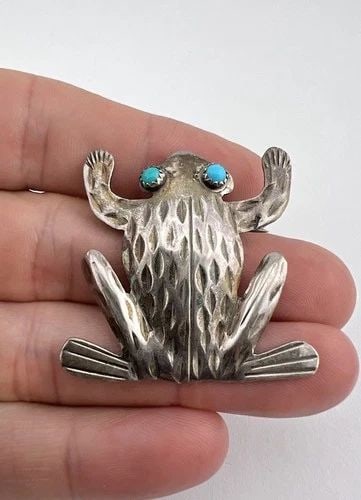 VTG FRANK SANDOVAL NAVAJO STERLING SILVER STAMPED TOAD FROG PIN BROOCH PENDANT: Vtg Frank Sandoval Navajo Sterling Silver Stamped Toad Frog Pin Brooch Pendant Size: 1 1/2" Wide By 1 1/2" Tall Metal: Sterling Silver / Coin Silver Weight is 6.9 Grams on my scale Artist Signed: Fran