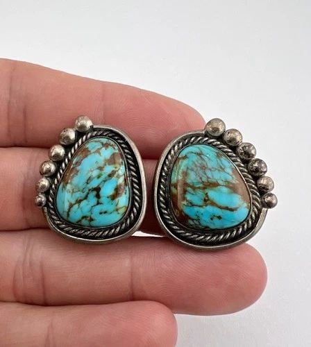 VINTAGE NAVAJO STERLING SILVER NATURAL ROYSTON TURQUOISE CLIP EARRINGS 1 1/8": VINTAGE NAVAJO STERLING SILVER NATURAL ROYSTON TURQUOISE CLIP EARRINGS 1 1/8" Vintage Navajo Sterling Silver Natural Royston Turquoise Clip Earrings 1 1/8" Size: 1 1/8" Tall & 1" Wide Weight is 20.0 G
