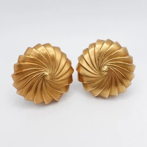 1989 ANGELA CUMMINGS 18K YELLOW GOLD SPIRAL ABSTRACT CLIP ON EARRINGS 1.25": 1989 ANGELA CUMMINGS 18K YELLOW GOLD SPIRAL ABSTRACT CLIP ON EARRINGS 1.25" 1989 Angela Cummings 18K Yellow Gold Spiral Abstract Clip On Earrings with Safety Clip On Covers Height - 1.25" Total Weight