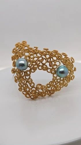 RUTH SATSKY 18K YELLOW GOLD BLUE PEARL OPENWORK ABSTRACT BROOCH PIN - 33.7 GRAMS: RUTH SATSKY 18K YELLOW GOLD BLUE PEARL BROOCH PIN - 33.7 GRAMS Ruth Satsky 18K Yellow Gold & Pearl Brooch Weight - 33.7 Grams Dimensions - 55mm Wide Great Condition & Well Kept