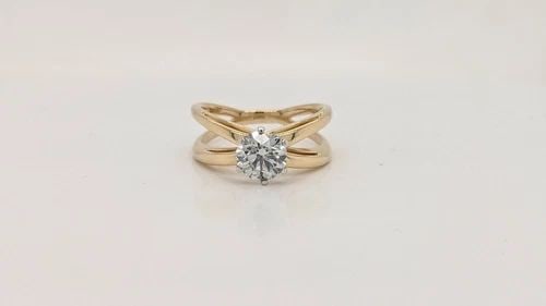 TIFFANY & CO. 1.06 CT 18K GOLD PLATINUM ROUND DIAMOND SOLITAIRE ENGAGEMENT RING: Tiffany & Co. 18K Yellow Gold & Platinum Round Diamond Solitaire Engagement Ring GIA / Tiffany & Co. Certified GIA # 8704112 Tiffany # D20029 Date - 1/5/1996 Cut - Round Brilliant Measurements - 6.60 