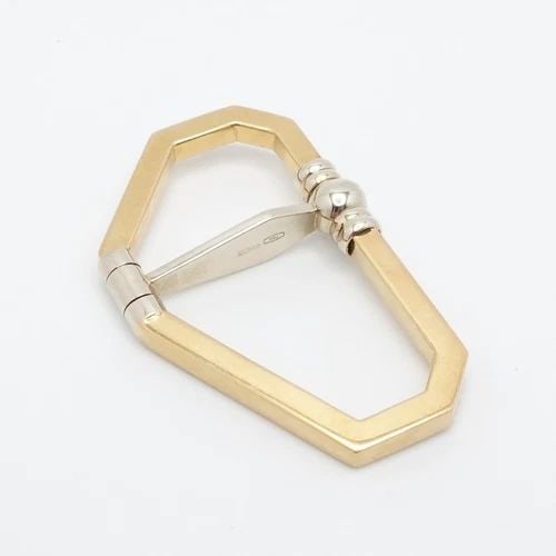 ITALY BARAKA 18K YELLOW GOLD CARABINER KEY CLIP HOLDER: ITALY BARAKA 18K YELLOW GOLD CARABINER KEY CLIP HOLDER Italy Baraka 18K Yellow Gold Carabiner Key Clip Holder Key Bail fits up to 5mm if wearing keys alone only Height - 1.75" Width - 1.14" Total Weig