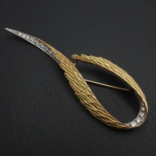 VINTAGE 18K YELLOW GOLD PLATINUM TWO TONE DIAMOND BROOCH PIN: VINTAGE 18K YELLOW GOLD PLATINUM TWO TONE DIAMOND BROOCH PIN Vintage 18K Yellow Gold & Platinum Diamond Brooch Pin Length - 2.9" Long Diamond Count - 19 Total Weight - 10 Grams (6.4 dtw) Hallmark - PL
