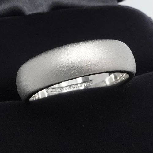 TIFFANY & CO. PLATINUM 6MM SATIN FINISH WEDDING BAND RING - SIZE 9 BOX POUCH: TIFFANY & CO. PLATINUM 6MM SATIN FINISH WEDDING BAND RING - SIZE 9 BOX POUCH Tiffany & Co. Platinum 950 Satin Brushed Finish Texture Wedding Band Ring Size - 9 Band Width - 6mm Total Weight - 12.6 Gra