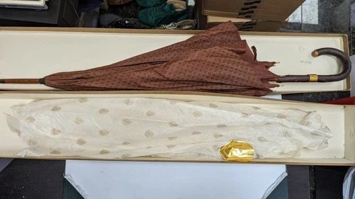 VINTAGE 1979 GUCCI 18K GOLD HANDLE BROWN FOLDING UMBRELLA - WITH ORIGINAL BOX (1 of 2)