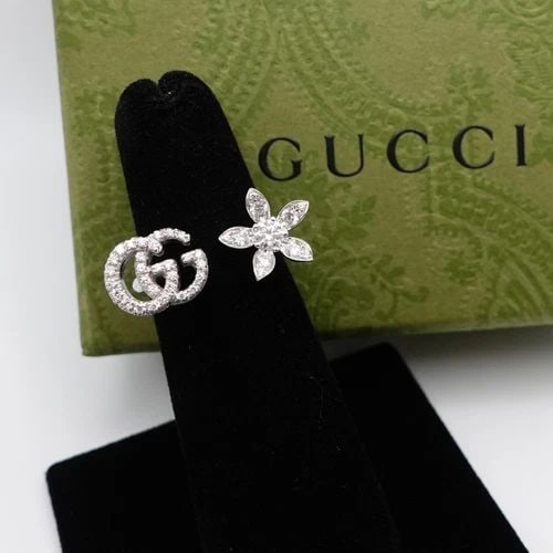 GUCCI 18K WHITE GOLD DOUBLE G LOGO & FLORA DIAMOND OPEN RING SIZE 5.25 BOX POUCH: GUCCI 18K WHITE GOLD LOGO & FLORA DIAMOND RING - SIZE 5.25 BOX & POUCH Authentic Gucci 18K White Gold Logo & Flora Diamond Ring Size - 5.25 (IT - 10) Band Width - 2.5mm Flower Dimension - 10mm Logo Di