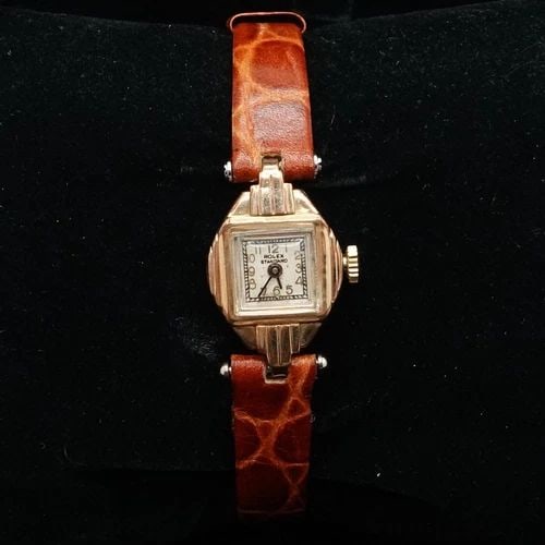 VINTAGE ROLEX STANDARD MANUAL WINDING WATCH - 16MM WITH BOX: VINTAGE ROLEX STANDARD MANUAL WINDING WATCH - 16MM WITH BOX Vintage Rolex Standard Manual Winding Watch Case Size - 16mm Total Length - 8.25" It comes with a Rolex Box unsure if it's the original box