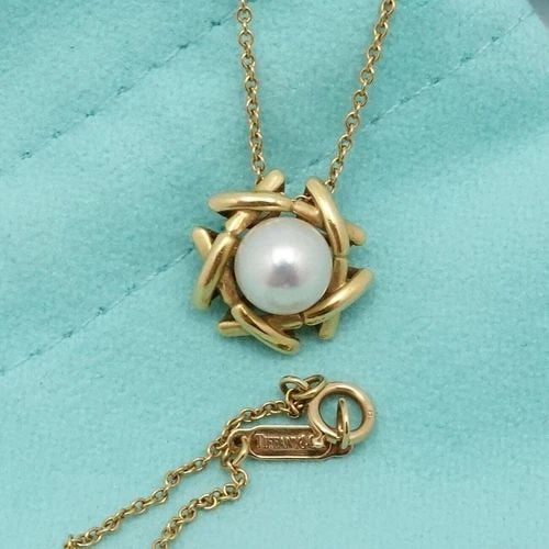 TIFFANY & CO. 18K YELLOW GOLD KISS AROUND PEARL PENDANT CHARM NECKLACE 16" LONG: Tiffany & Co. 18K Yellow Gold Kiss Around Pearl Pendant Charm Necklace Length - 16" Chain Width - 1mm Pendant Height - 13mm Pearl Size - 6.5mm approx. Pearl Color - White Pearl with Pink Overtone Tota