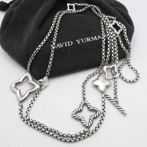 DAVID YURMAN QUATREFOIL STERLING SILVER CHAIN NECKLACE 36" POUCH: David Yurman Quatrefoil Sterling Silver Chain Necklace Length - 36" Long Chain Width - 2.5mm Largest Motif Length - 1" Smallest Motif Length - 1/2" Total Weight - 41.2 Grams Est. Retail - $895 USD Hal