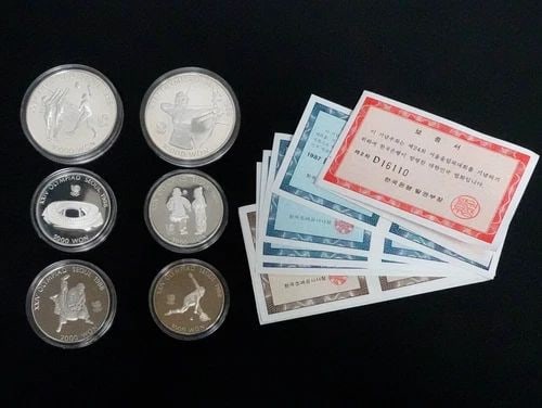 1987 SEOUL SOUTH KOREA XXIVTH OLYMPIAD COMMEMORATIVE 6 PROOF WON COIN COA: 1987 SEOUL SOUTH KOREA XXIVTH OLYMPIAD COMMEMORATIVE 6 PROOF WON COIN COA 1987 Seoul South Korea XXIVth Olympiad Commemorative 6 Proof Won Coin The following coins include; (2) 10,000 Won .925 Silver 