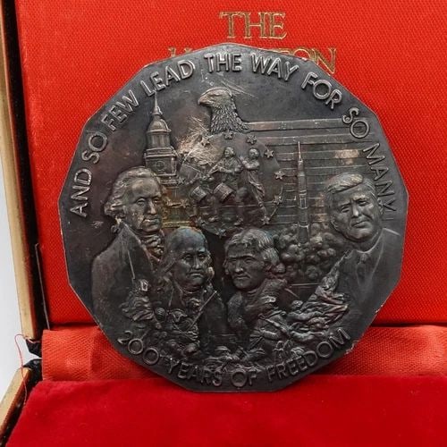 HAMILTON MINT 200 YEARS OF FREEDOM 2.5 OZ. SILVER BICENTENNIAL MEDAL - COA BOX: HAMILTON MINT 200 YEARS OF FREEDOM 2.5 OZ. SILVER BICENTENNIAL MEDAL - COA BOX The Hamilton Mint 2.5 Troy Oz. .999 Silver with 24K E.G.P 200 Years Of Freedom First 13 States Commemorative Bicentennial