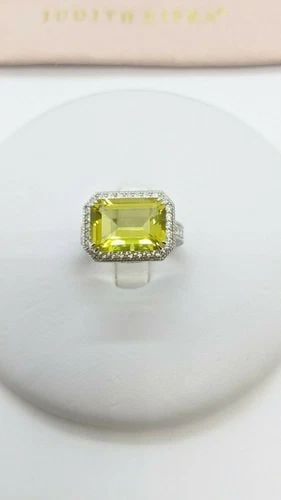 JUDITH RIPKA STERLING SILVER YELLOW CZ COCKTAIL RING - SIZE 7 WITH POUCH: JUDITH RIPKA STERLING SILVER YELLOW CZ RING - SIZE 7 WITH POUCH Judith Ripka Sterling Silver Yellow Cubic Zirconia Ring Ring Size - 7 Total Weight - 7.1 Grams Excellent Condition & Very Well Kept Orig