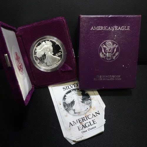 1990 S U.S MINT AMERICAN EAGLE 1 OZ SILVER PROOF DOLLAR COA & BOX #Q2: 1990 S U.S MINT AMERICAN EAGLE 1 OZ SILVER PROOF DOLLAR COA & BOX #Q2 1990 S U.S Mint American Eagle 1 Troy Oz. Silver Proof Dollar #Q2 COA & Box With Purple Velvet Case Included *Signs of heavy wears