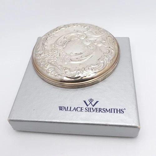WALLACE SILVERSMITHS STERLING SILVER GRAND BAROQUE MIRROR - 3.25" POUCH & BOX: WALLACE SILVERSMITHS STERLING SILVER GRAND BAROQUE MIRROR - 3.25" POUCH & BOX Vintage Wallace Silversmiths Sterling Silver Grand Baroque Mirror Length - 3.25" Est. Retail - $89.50 USD Total Weight - 2