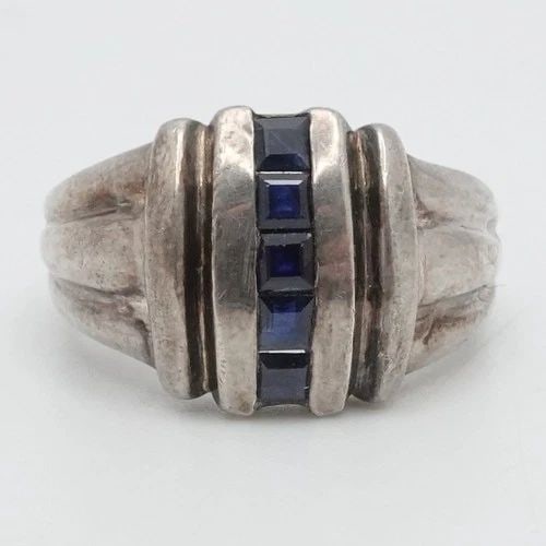 JBNI SIGNED STERLING SILVER BLUE SAPPHIRE RIBBED RING SIZE 8: JBNI SIGNED STERLING SILVER BLUE SAPPHIRE RIBBED RING SIZE 8 JBNI Signed Sterling Silver Blue Sapphire Ribbed Ring Size - 8 Band Width - mm Height - 13mm Total Weight - 5.8 Grams